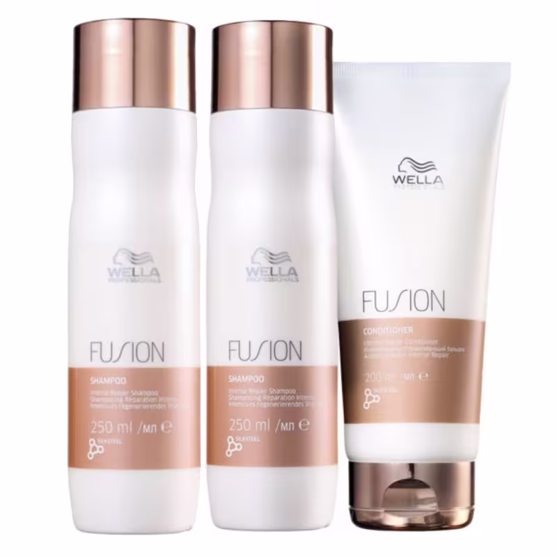 Dois frascos de shampoo Wella Fusion e um tubo de condicionador Wella Fusion, com embalagens brancas e detalhes em cobre, apresentando o logotipo da marca Wella Professionals.