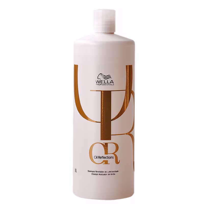 Shampoo revitalizador de brilho Oil Reflections da marca Wella Professionals. Embalagem plástica branca opaca com detalhes dourados. Rótulo com o logotipo da Wella e o nome do produto "Oil Reflections" em letras douradas. Frasco cilíndrico de 1 litro.