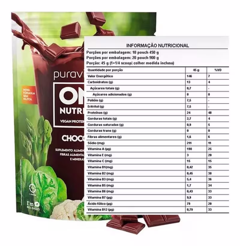 Proteína em pó sabor chocolate. A parte frontal apresenta uma tabela nutricional detalhada, listando informações como calorias, carboidratos, proteínas, gorduras e vitaminas por porção.
