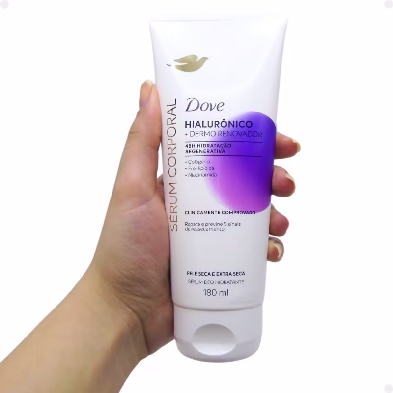 A imagem mostra uma mão segurando o Sérum Hidratante Corporal.