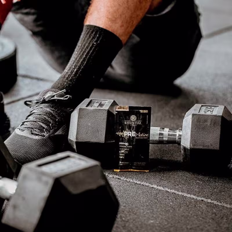 A imagem mostra um sachê próximo à um halter.