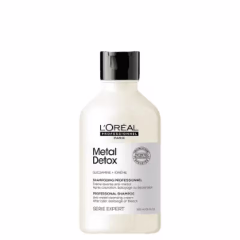 É um shampoo da linha Metal Detox da L'Oréal Professionnel. A embalagem tem um rótulo preto na parte superior com o logotipo e nome da marca L'Oréal Professionnel em letras brancas.