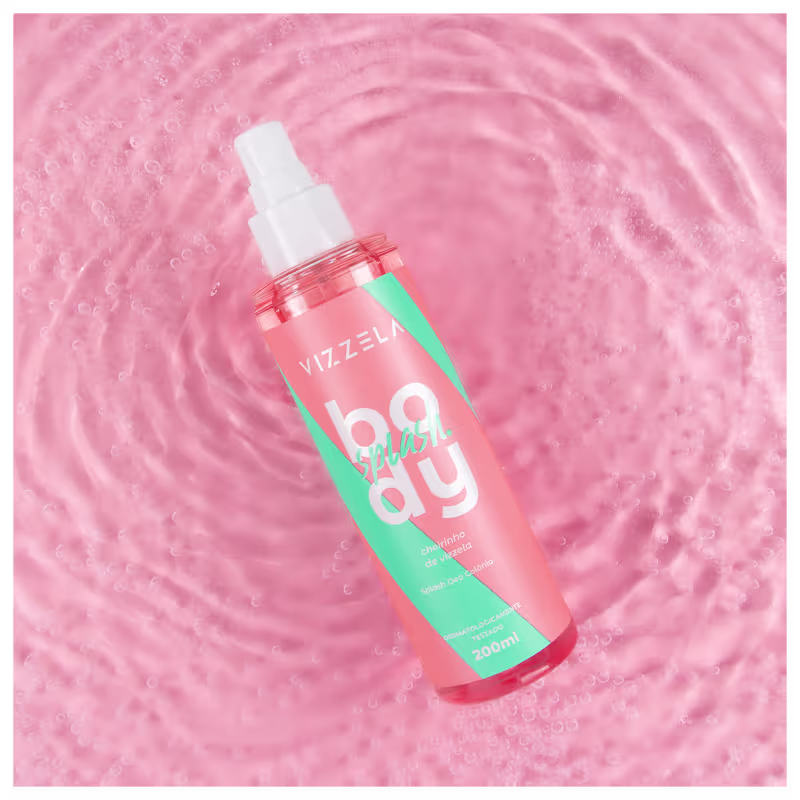 A imagem mostra um frasco de body splash com rótulo rosa e detalhes verdes.