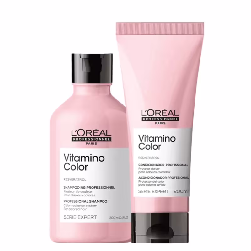 A imagem mostra 2 produtos de L'Oréal Professionnel. Um shampoo Vitamino Color em uma embalagem plástica rosa e um frasco tubular de condicionador da mesma cor.