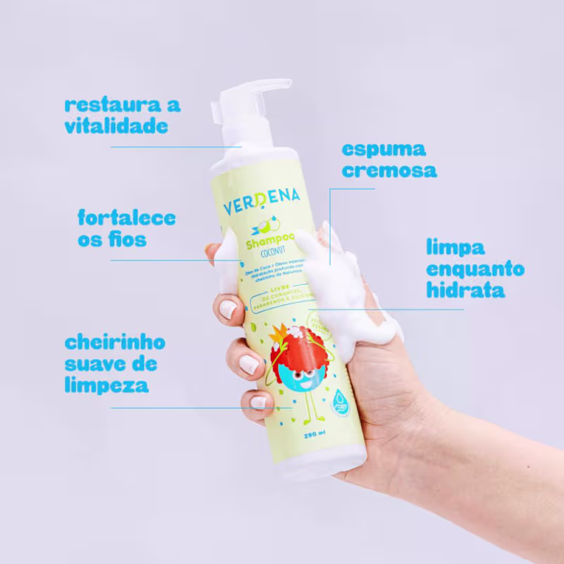 Imagem mostra uma mão segurando o shampoo infantil, ao lado textos destacam benefícios como: limpa enquanto hidrata, cheirinho suave de limpeza, restaura a vitalidade, fortalece os fios e espuma cremosa.