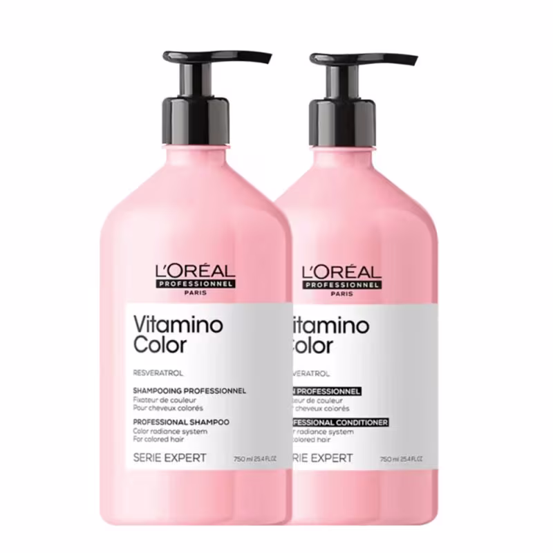 A imagem mostra 2 produtos de L'Oréal Professionnel. Um shampoo Vitamino Color e um condicionador, ambos possuem embalagem cilíndrica rosa com a tampa em válvula pump rosa.