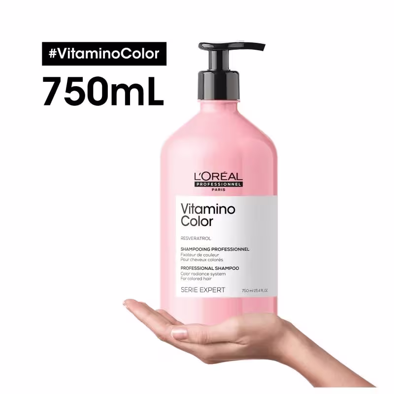 A imagem mostra o frasco do shampoo sendo segurado por uma mão, ao lado texto destaca a volumetria de 750ml.