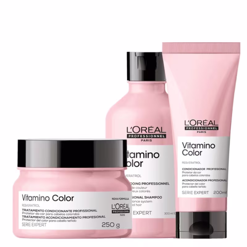 A imagem mostra 3 produtos de L'Oréal Professionnel. Um shampoo Vitamino Color em uma embalagem plástica rosa, um frasco tubular de condicionador e um pote redondo de máscara capilar. Todos da mesma cor.