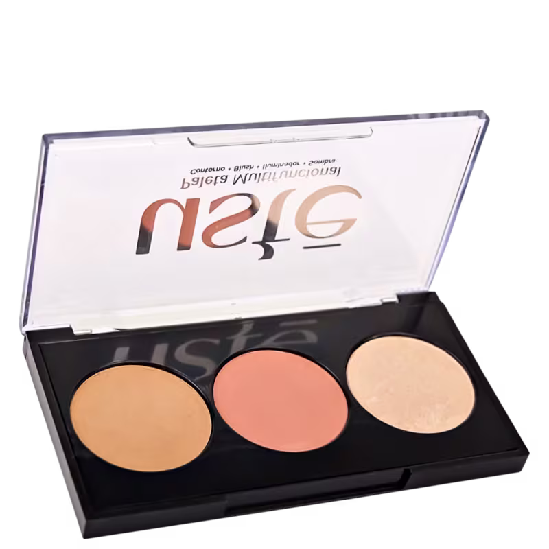 Paleta de maquiagem compacta com três tons terrosos prensados. A embalagem é uma caixa preta com tampa transparente e o logotipo Apresentam cores bege claro, bege escuro e coral. O produto tem aparência de alta qualidade e acabamento profissional.