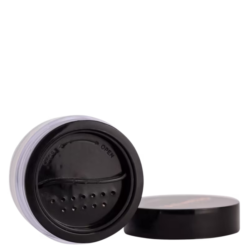 A imagem mostra o interior do pó facial, com tampa de rosca preta e interior vazado, para saída do produto. O design é simples e minimalista.