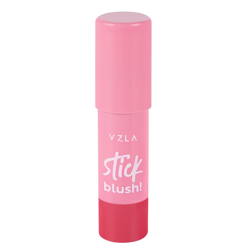 Stick blush da marca Vzla. Embalagem cilíndrica de plástico em duas cores - rosa claro na parte superior e vermelho na parte inferior. Rótulo branco com o texto "Stick blush!" impresso na parte rosa superior.