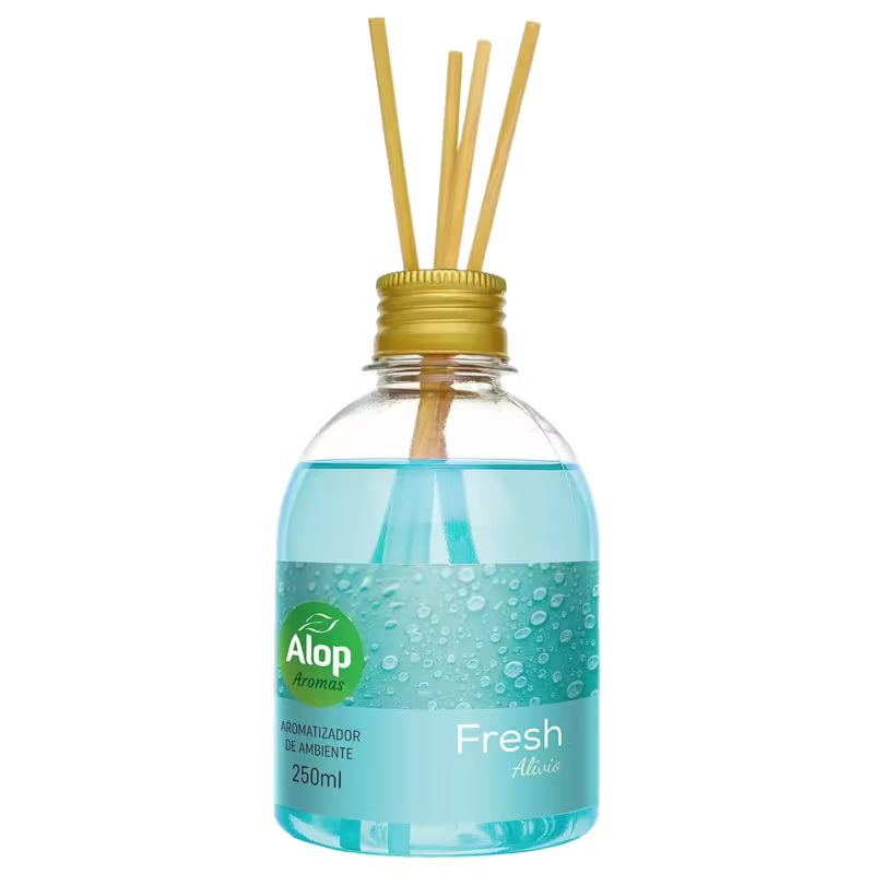 Aromatizador de ambiente de 250ml com cinco hastes de madeira servindo como difusor de aroma. O líquido dentro é azul claro com pequenas bolhas. O produto tem uma aparência refrescante e aromática.