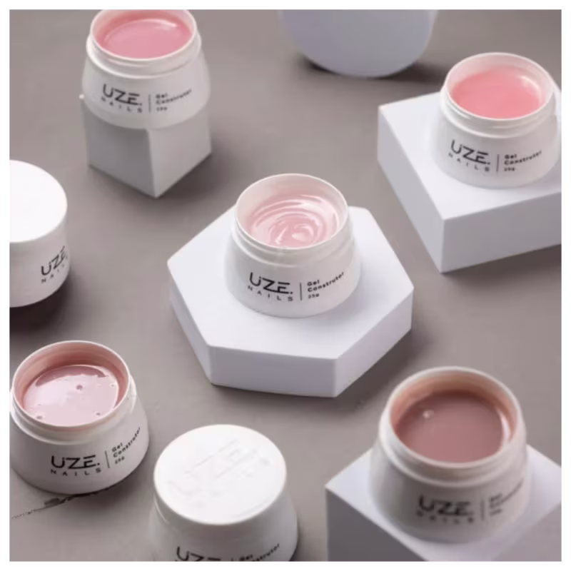 A imagem mostra vários potes do mesmo tipo de produto e cores diferentes.