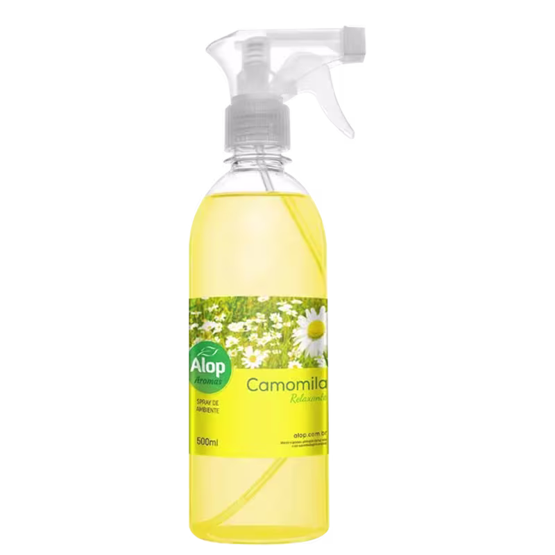 Aromatizador de ambiente em spray. Rótulo verde com imagem de campo de camomilas e texto "Alop Camomila Relaxante". Design simples com detalhes de flores brancas. Gatilho borrifador branco na parte superior.