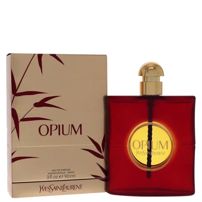 Caixa de papelão bege com detalhes de folhagens estilizadas em marrom. Rótulos com o nome "Opium" em letras douradas e a marca Yves Saint Laurent. Tamanho de 90ml indicado na caixa.