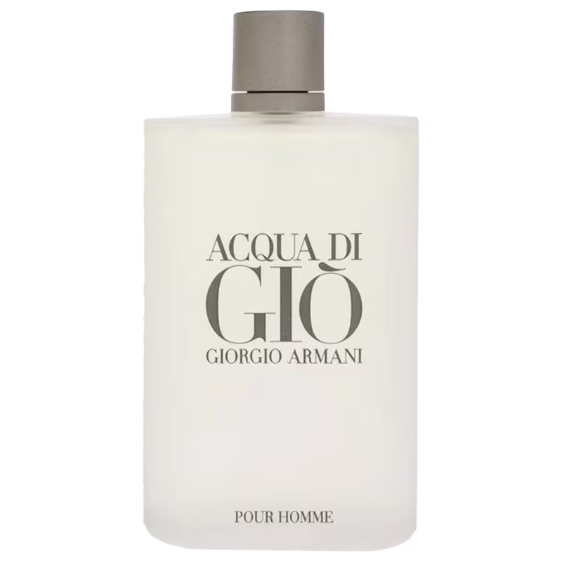 Frasco retangular de vidro fosco branco com tampa cilíndrica cinza. Rótulo com o nome do perfume "Acqua di Gio" em letras cinza escuro e "Giorgio Armani" abaixo em letras menores. Na parte inferior, a inscrição "Pour Homme" .