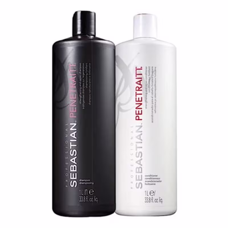 Shampoo e condicionador Penetraitt da marca Sebastian Professional. Um frasco é preto e o outro é branco. Ambos têm a marca "Sebastian" e o nome do produto "Penetraitt" impresso em letras vermelhas. Os frascos são cilíndricos e têm capacidade de 1 litro.