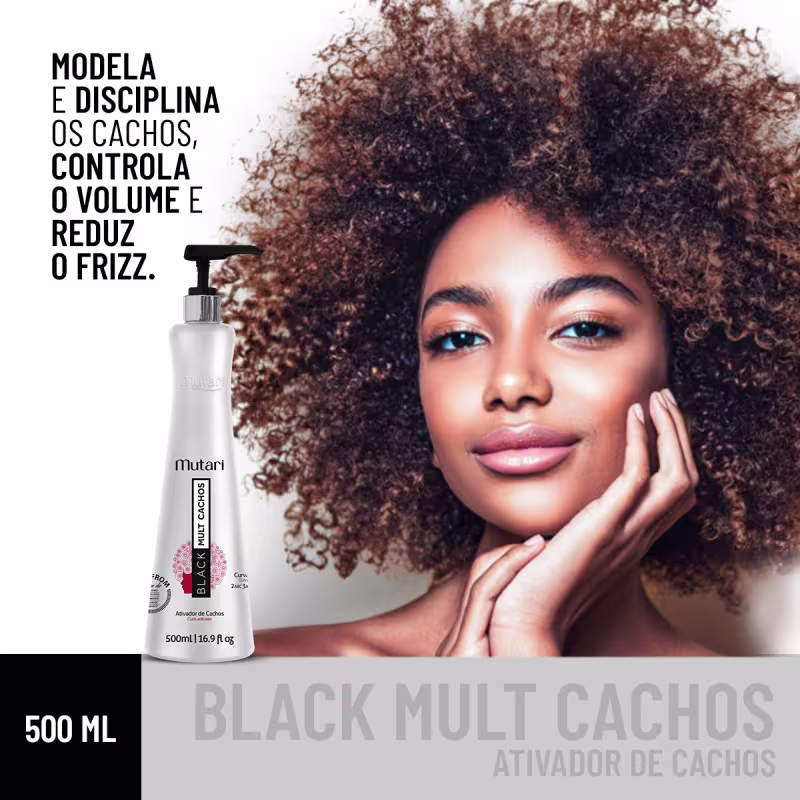 Imagem pequena da máscara de um lado, do outro uma modelo negra de cabelo back power castanho achocolatado dá um leve sorriso com as mãos apoiadas no rosto.