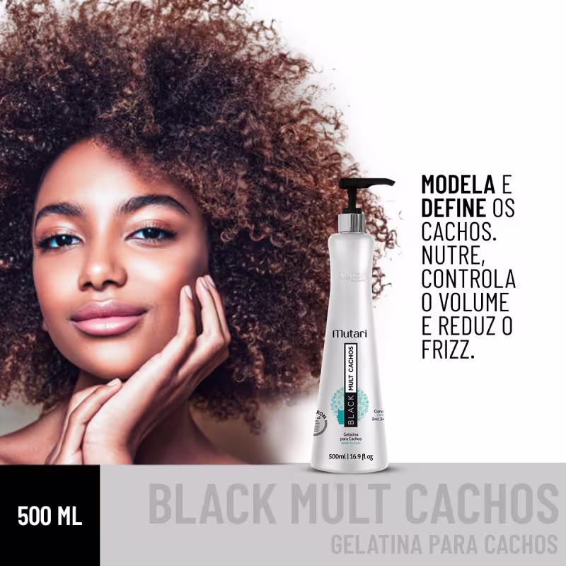 Imagem pequena da máscara de um lado, do outro uma modelo negra de cabelo back power castanho achocolatado dá um leve sorriso com as mãos apoiadas no rosto.