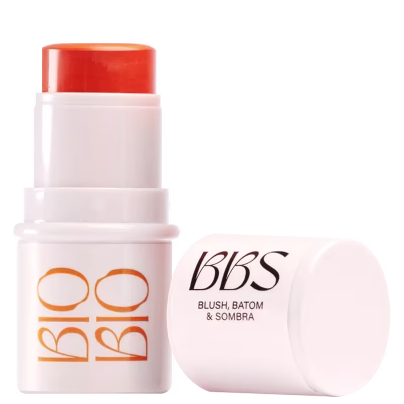 O produto de beleza apresentado na imagem é um blush, batom e sombra da marca BBS. A embalagem consiste em um estojo branco com um aplicador laranja na parte superior e o logotipo da marca impresso.