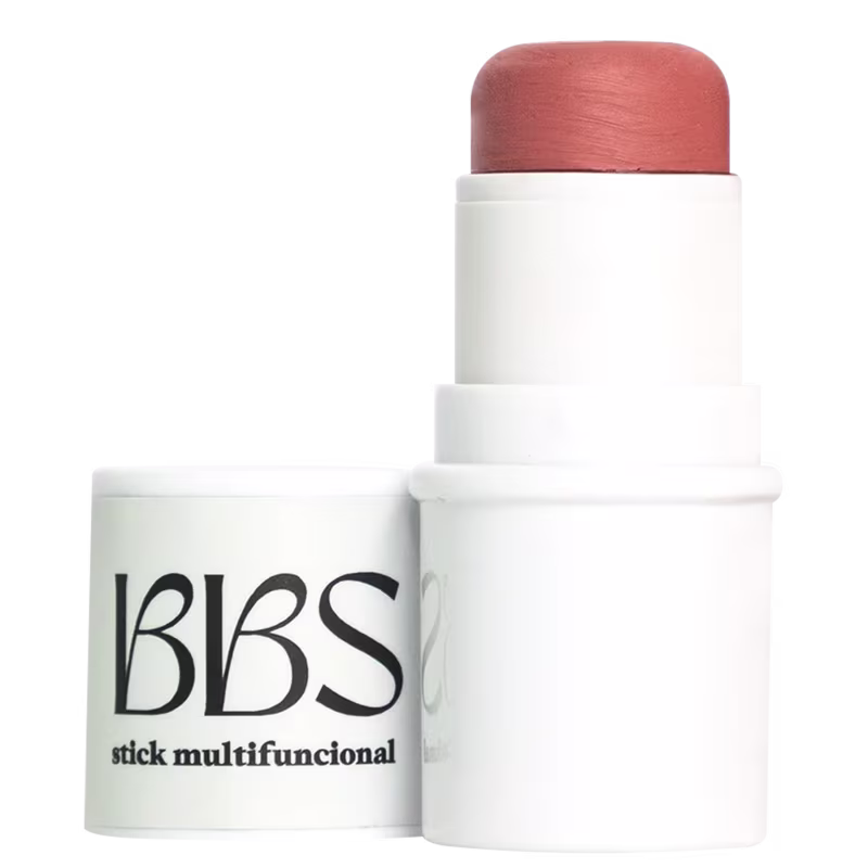 Produto de beleza em formato de bastão, com embalagem branca e rótulo preto com a inscrição "BBS stick multifuncional". O produto apresenta uma cor rosada na ponta, sugerindo tratar-se de um item cosmético.