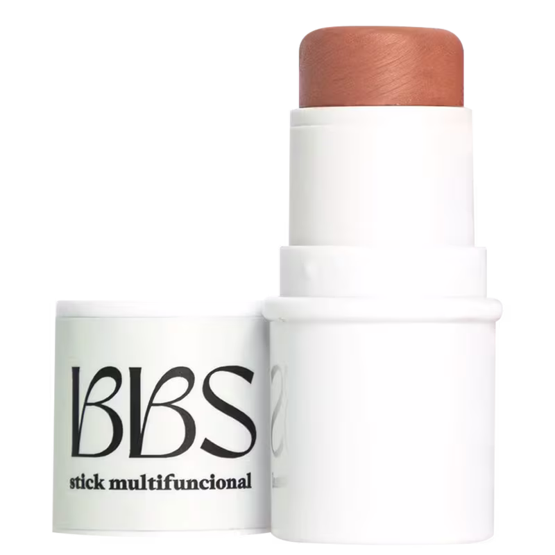 Produto de beleza em formato de bastão branco com rótulo preto exibindo a sigla "BBS" e a descrição "stick multifuncional". O produto possui uma ponta arredondada de cor laranja.