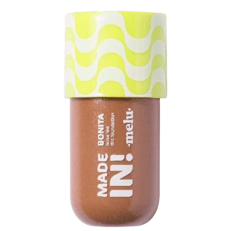 Frasco de esmalte de unhas da marca Made in, com tampa amarela e branca com padrão ondulado. O rótulo apresenta o nome da marca em destaque e informações sobre o produto.