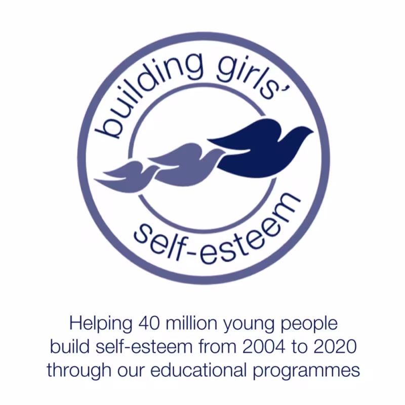 A imagem mostra um texto em inglês que evidencia o trabalho da Dove para ajudar milhares de pessoas ao redor do mundo a construir sua auto estima, através dos seus programas educacionais.