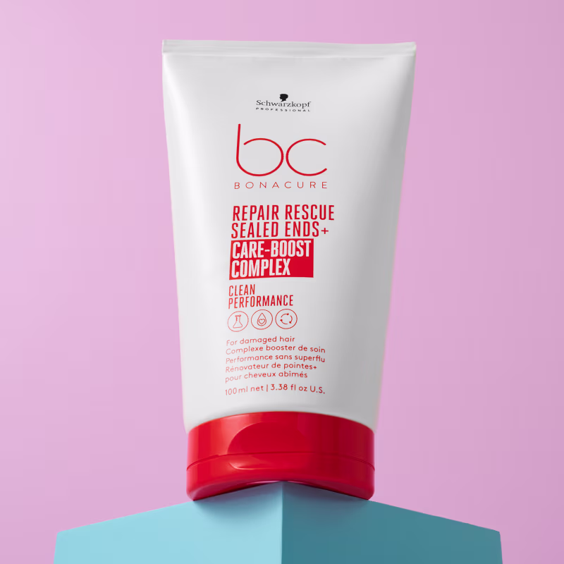 Embalagem do Schwarzkopf Professional BC Bonacure Repair Rescue Sealed Ends+ com design moderno e cores predominantes branco e vermelho, em um ambiente minimalista e monocromático.