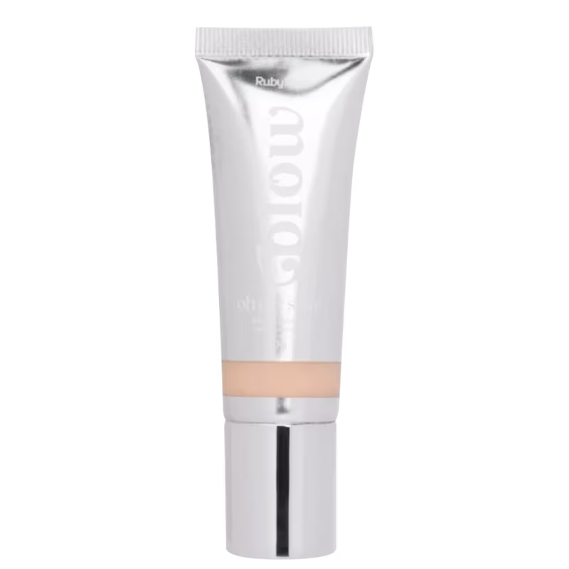 Tubo de produto de beleza da marca Ruby, com embalagem branca e texto em destaque. O produto parece ser um creme ou loção, com textura e consistência típicas desse tipo de cosmético.