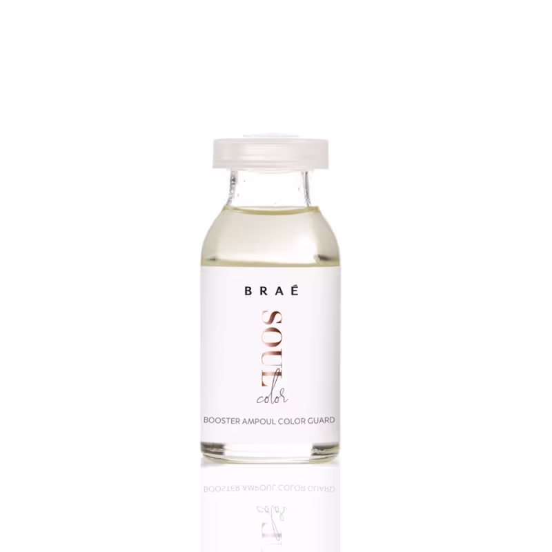 Frasco de vidro transparente pequeno contendo um líquido amarelo claro. O frasco tem uma tampa branca e possui rótulo com o nome do produto e da marca Brae em letras pretas e marrons.