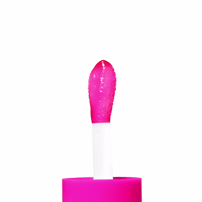 O produto apresenta uma textura cremosa e brilhante, com uma coloração rosa vibrante.