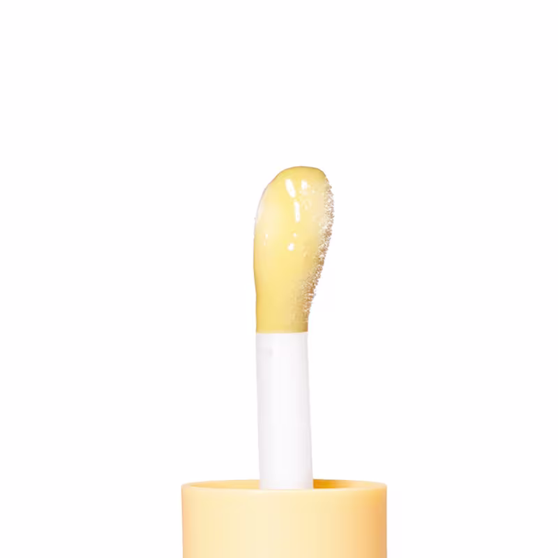 Textura cremosa e brilhante, com acabamento suave e uniforme. Cor amarelo-claro.