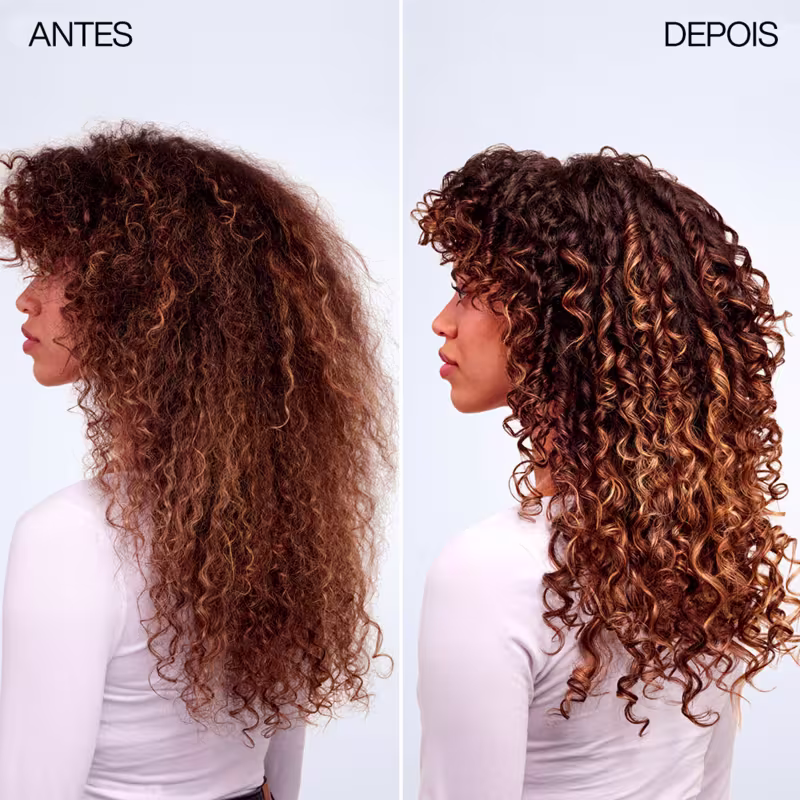 Imagem antes e depois de um tratamento capilar da marca Redken, mostrando a transformação de cabelos cacheados e rebeldes em cachos definidos e brilhantes, em um ambiente de salão de beleza.