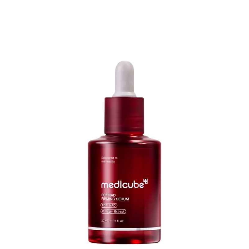 Frasco de soro firmador EGF NAD da Medicube, com embalagem vermelha e conta-gotas branco. O rótulo destaca os ingredientes EGF NAD e extrato de colágeno.