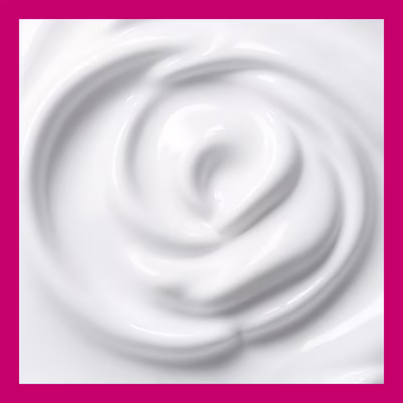 A textura apresenta um aspecto cremoso, suave e sedoso, com tonalidade branca e brilho sutil, sugerindo uma consistência aveludada e delicada, típica de produtos de beleza da marca Forever Liss.