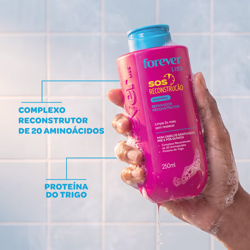 Frasco rosa de 250ml do shampoo reparador reconstrutor SOS da linha Forever Liss, com tampa azul e rótulo destacando os benefícios do produto para cabelos danificados.