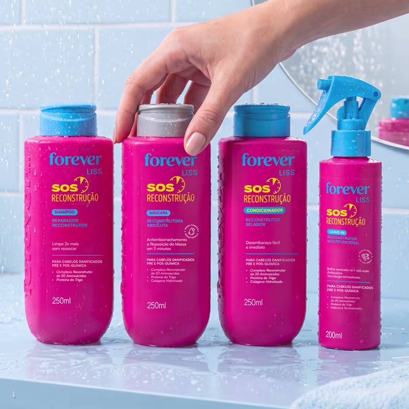 Conjunto de produtos de beleza da linha Forever Liss SOS Reconstrução, incluindo shampoo, máscara e condicionador em embalagens rosa e azul, além de um leave-in reconstrutor em embalagem rosa.