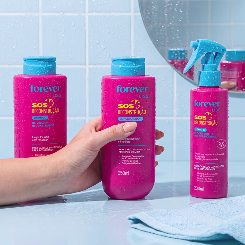 Conjunto de produtos de reconstrução capilar da linha Forever Liss, composto por shampoo, condicionador e leave-in em embalagens rosa e azul, com informações sobre os ingredientes e benefícios.