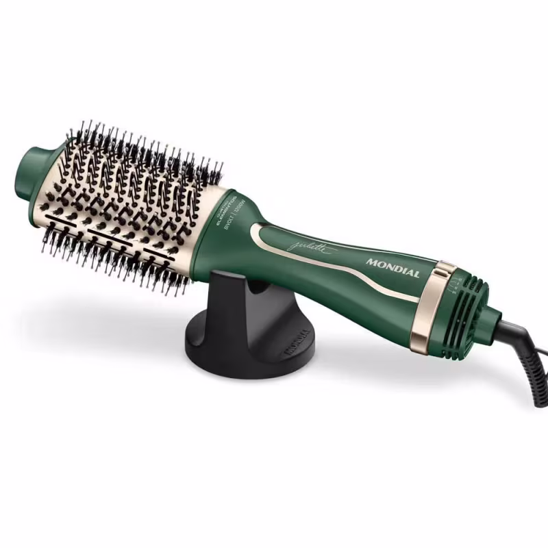 Escova secadora Mondial. Possui um design verde e dourado, com um corpo cilíndrico e um conjunto de cerdas de diferentes tamanhos na parte superior, formando uma escova redonda.