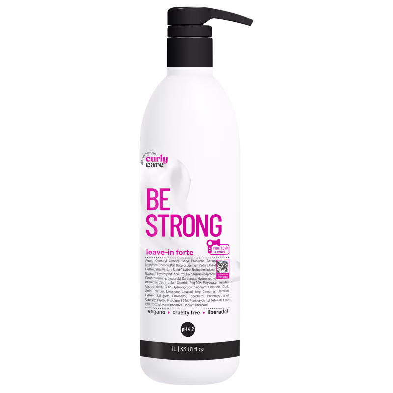 Produto de cuidado capilar leave-in forte da linha Curly Care. Embalagem plástica branca opaca com tampa preta. Rótulo com o nome do produto "BE STRONG" em letras grandes e rosa, além da descrição "leave-in forte".