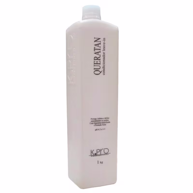 Produto de tratamento capilar da marca K.Pro. Embalagem plástica branca opaca em formato cilíndrico de 1 kg. Rótulo com o nome "Queratan condicionador leave-in" em letras pretas, além de informações sobre o produto como pH 4 a 5,5.