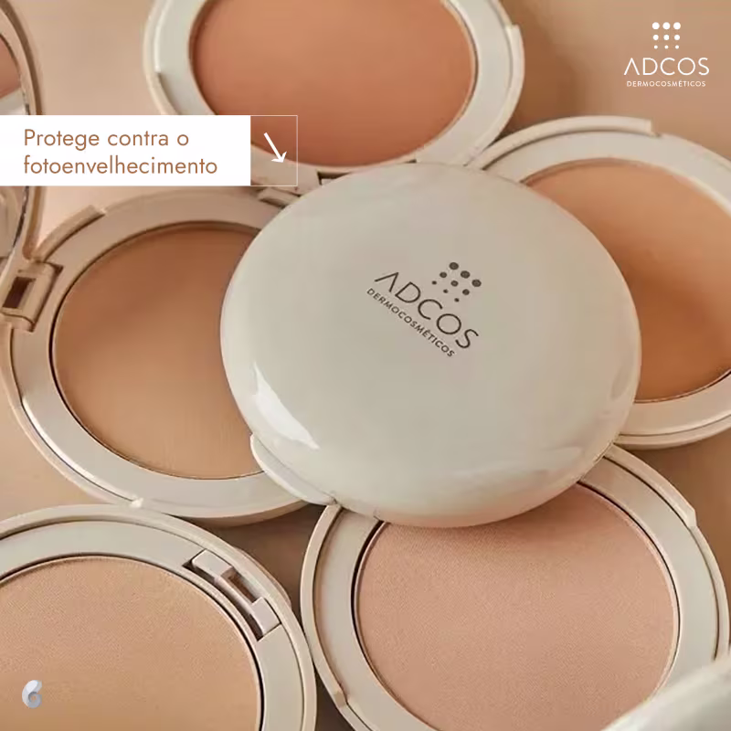 Protetor solar em pó facial. Várias embalagens redondas compactas de plástico branco com espelhos internos. O pó facial tem uma tonalidade bege claro. O logotipo da marca "Adcos" e o texto "Dermacosméticos" estão impressos em uma das embalagens abertas.