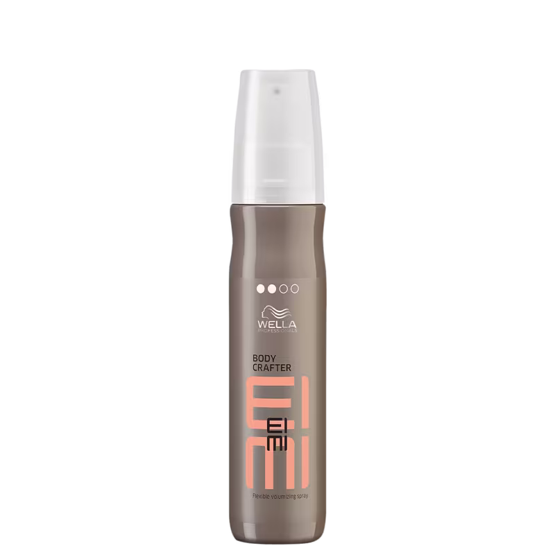 A imagem mostra o produto Body Crafter de EIMI, seu frasco é cilíndrico marrom com tampa em spray, rótulo na cor laranja.