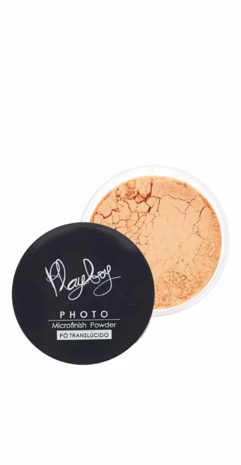 Pó compacto translúcido da linha Photo da Playboy, em embalagem preta com logotipo da marca. O produto apresenta textura granulada e coloração alaranjada.