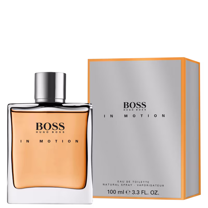 A imagem mostra o perfume masculino "Boss In Motion" da Hugo Boss. O frasco de vidro transparente contém líquido âmbar, com tampa prateada. Ao lado, uma caixa cinza com detalhes laranja exibe o nome e informações do produto, incluindo "Eau de Toilette".