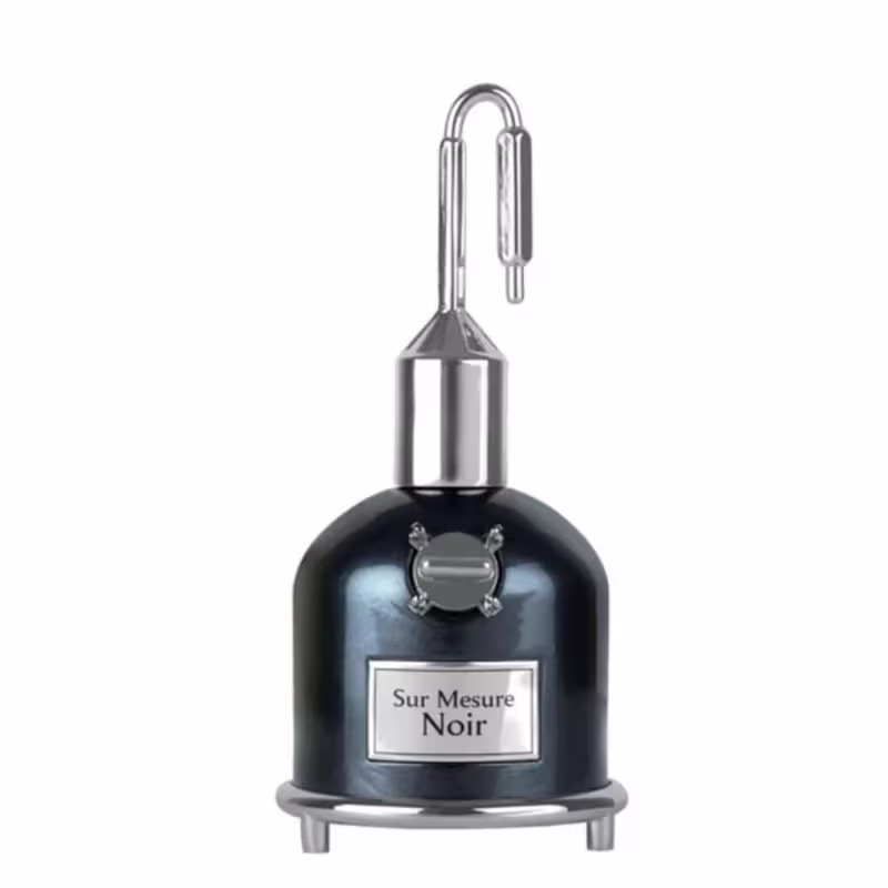 Frasco de perfume preto da marca Lattafa Perfumes, com rótulo branco indicando o nome "Sur Mesure Noir". O frasco possui um design elegante e moderno, com um bico pulverizador de metal.