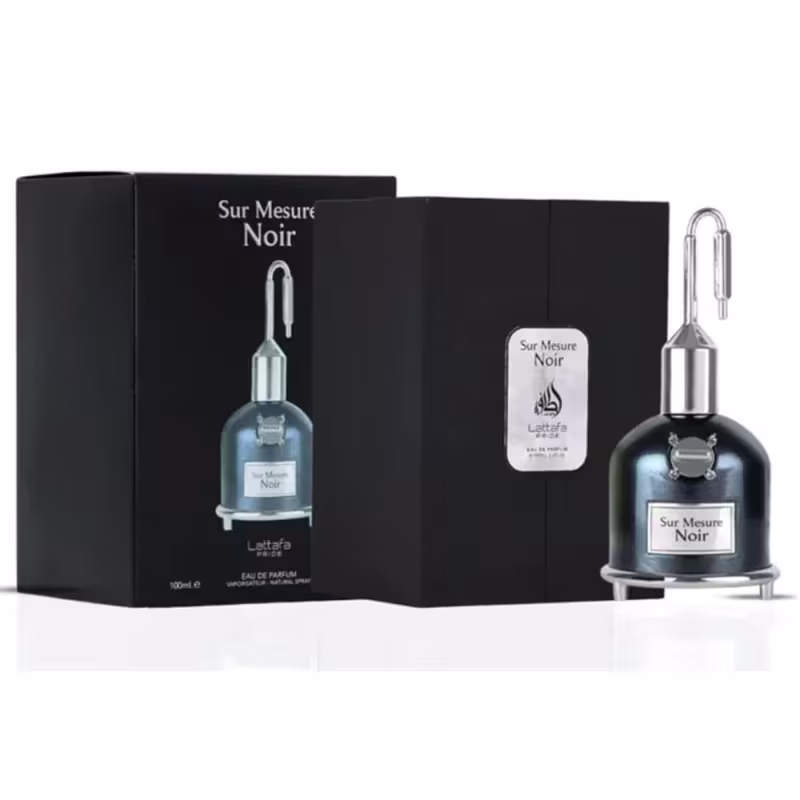 Perfume da marca Lattafa Perfumes, chamado "Sur Mesure Noir", apresentado em frasco de vidro com design elegante e embalagem preta com detalhes em prata. O produto é anunciado como uma fragrância masculina.