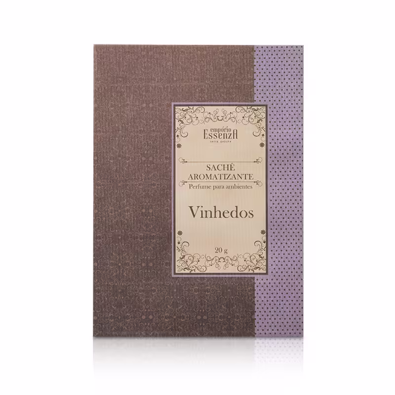 Caixa de sachê aromático da linha Vinhedos da marca Empório Essenza, com design elegante em tons de marrom e detalhes em dourado, contendo 20g de perfume para ambientes.