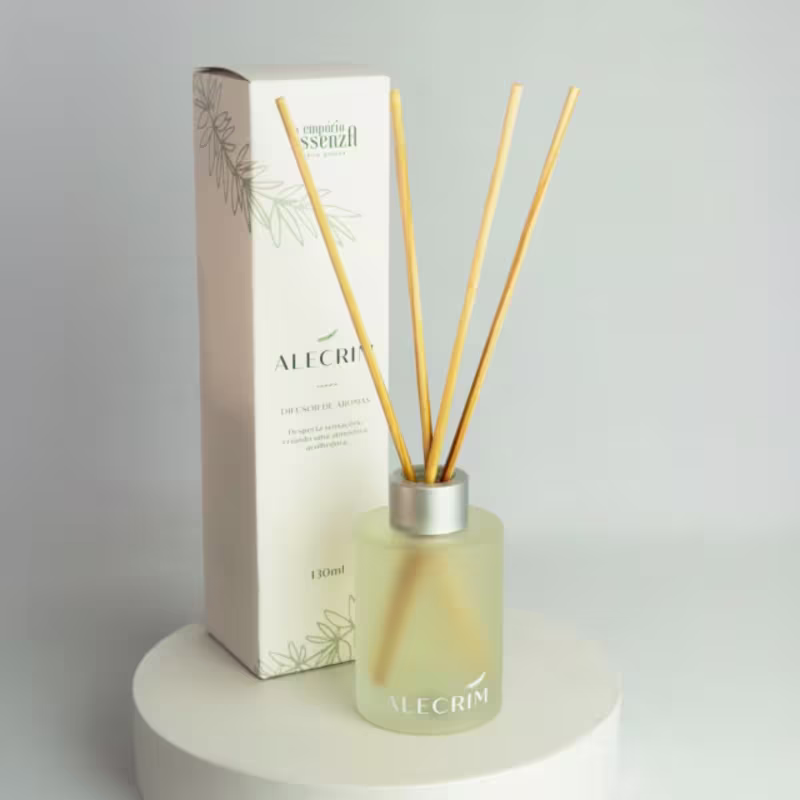 Frasco de difusor de aromas da marca Empório Essenza Serra Gaúcha, com embalagem branca e detalhes em amarelo, contendo líquido incolor e varetas de madeira para dispersão do aroma.